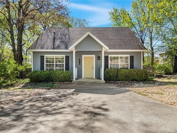 2826 N Old Wire Rd, Fayetteville, AR 72703