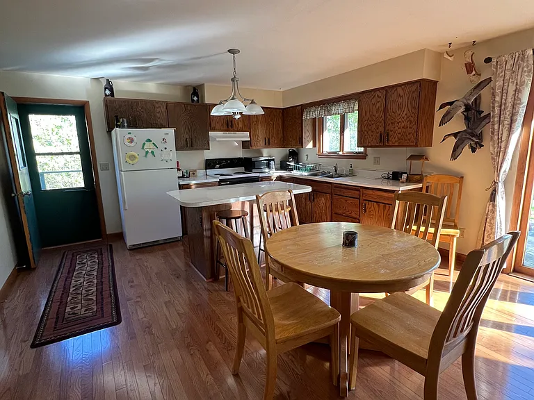 405 S Shore Dr — Photo 2