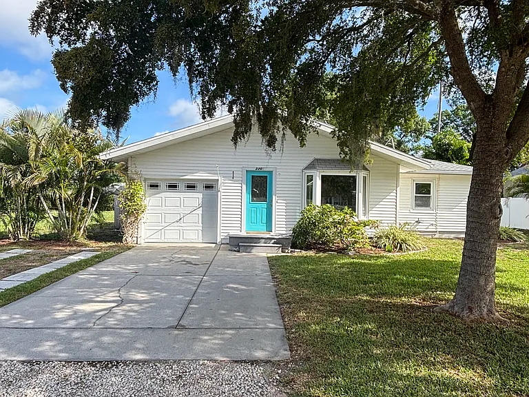 2201 Pelican Dr — Photo 1