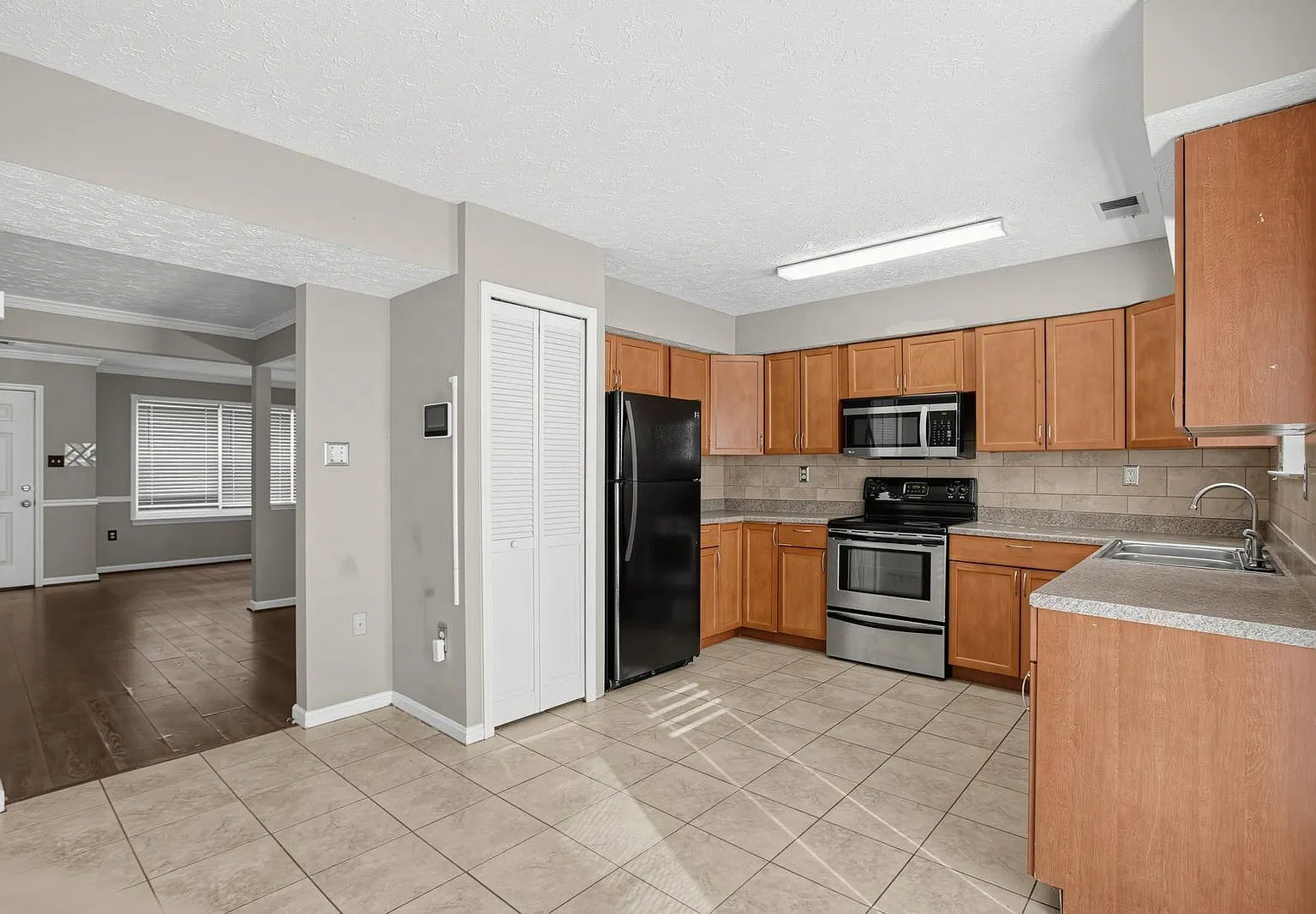 3 bed, 3.0 bath, 1368 sqft, $2,700 — Photo 2