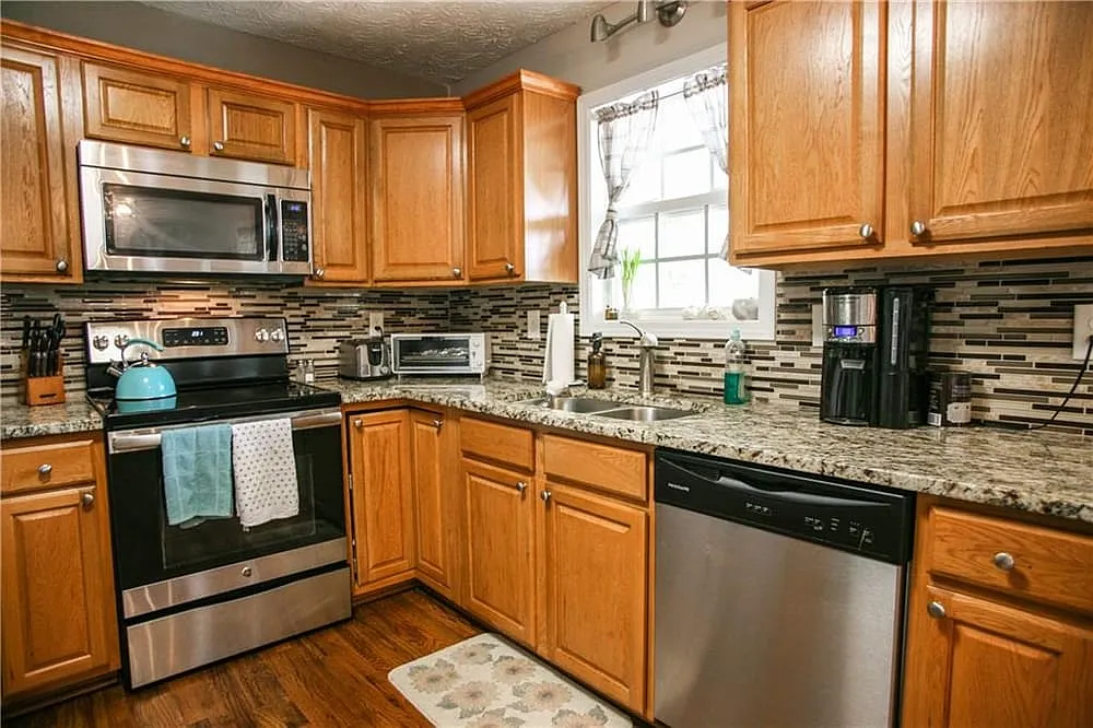 3 bed, 3744 sqft, $2,350 — Photo 2