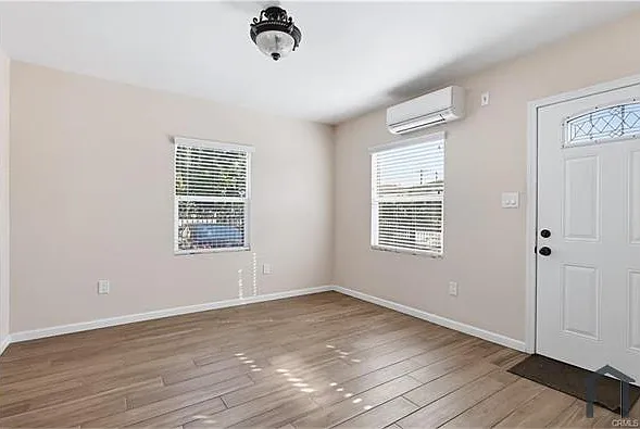 3 bed, 900 sqft, $3,333 — Photo 2