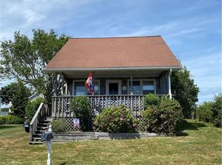 8 Hawthorne Ave, Narragansett, RI 02882