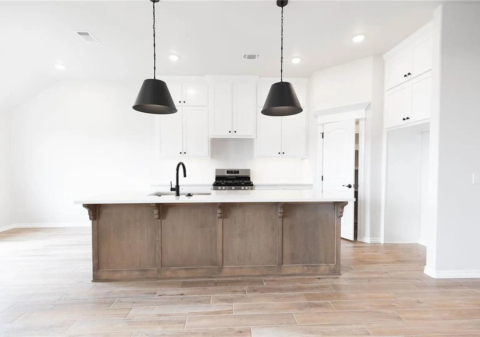 Brand New 3 Bedroom 2 Bathroom Home In Deer Creek Schools (Storm Shelter Included) **Leasing Spec... — Photo 2