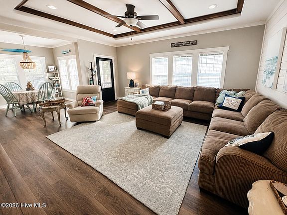 4th image of 303 Live Oak Drive