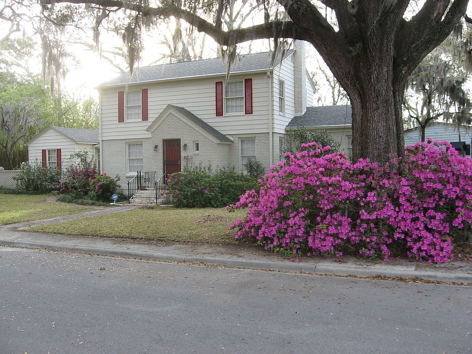 Gordonston home with two large Savannah Oaks dripping with spanish moss.