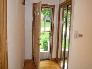 2nd image of 907 S Thurlow St