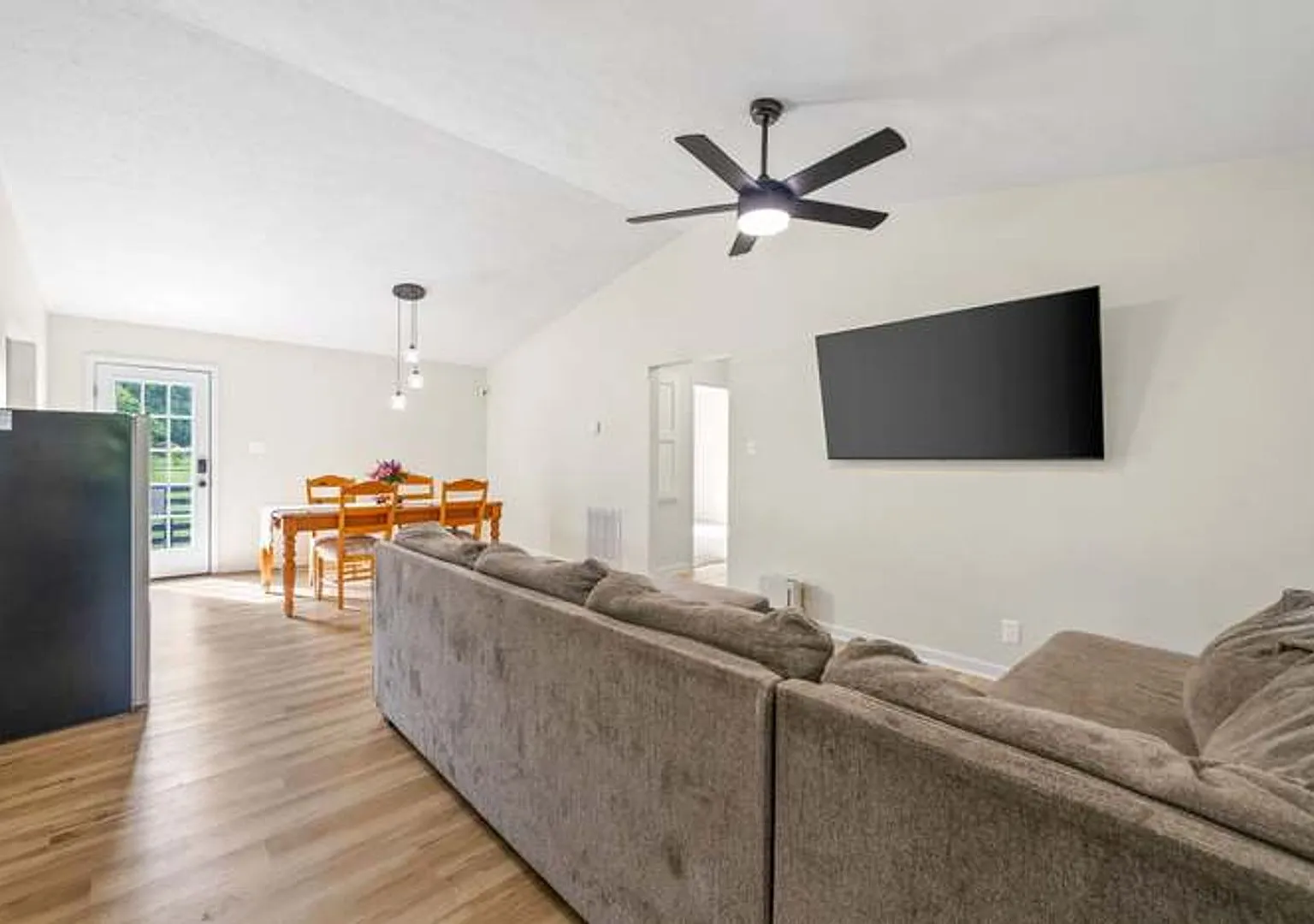 Welcome Home to 602 Artic Ave. — Photo 2