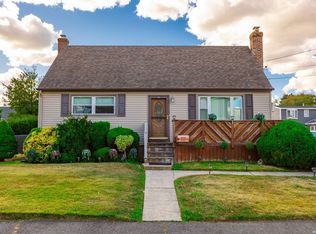 529 S 5th St, Lindenhurst, NY 11757