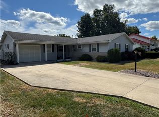 13 S Lakewood Dr, Effingham, IL 62401