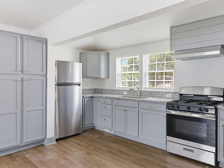 204 E H St — Photo 19
