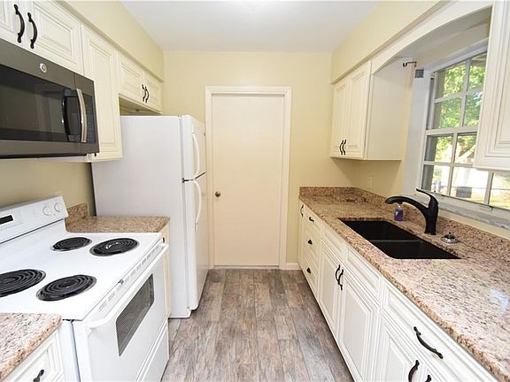 2nd image of 2468 Myrtle St