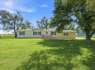 18306 Cottonwood Rd, Maple Hill, KS 66507
