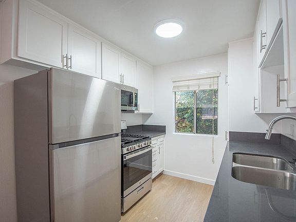 4th image of 6954 Woodman Ave #22