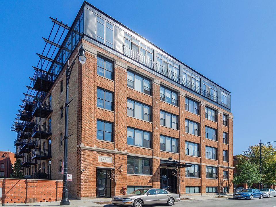 1st image of 2911 N Western Ave APT 303