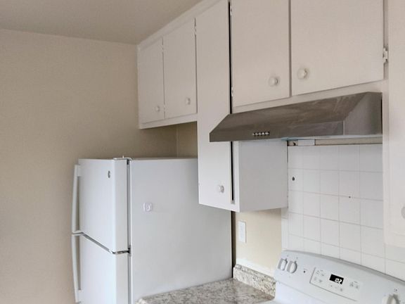 3rd image of 1607 Lincoln Blvd APT 27