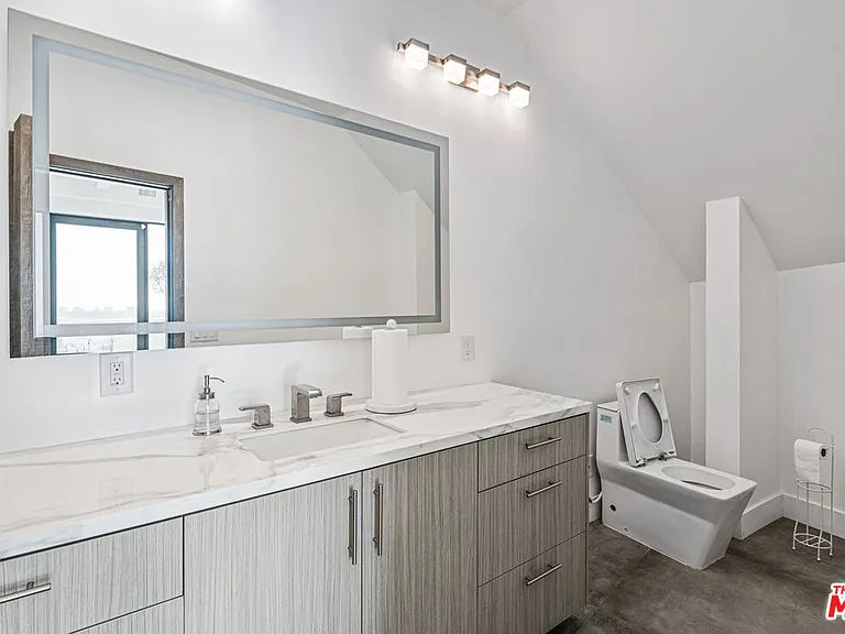 6181 Temple Hill Dr — Photo 12