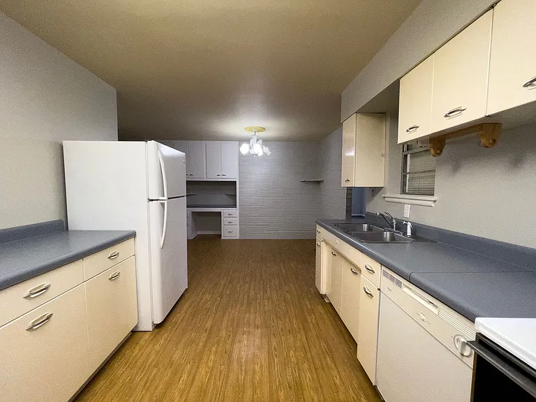 Preleasing For August! Close To Campus — Photo 22