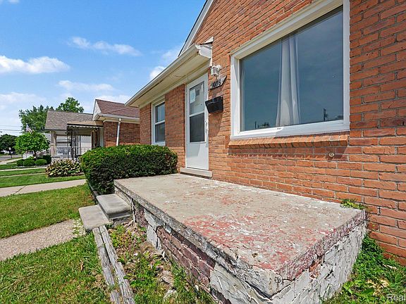 3rd image of 1058 Detroit Ave