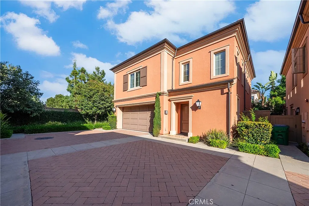 3 bed, 2.5 bath, 2059 sqft, $5,200 — Photo 2