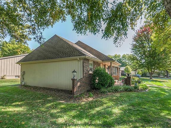 2nd image of 2 Woodbridge Ln