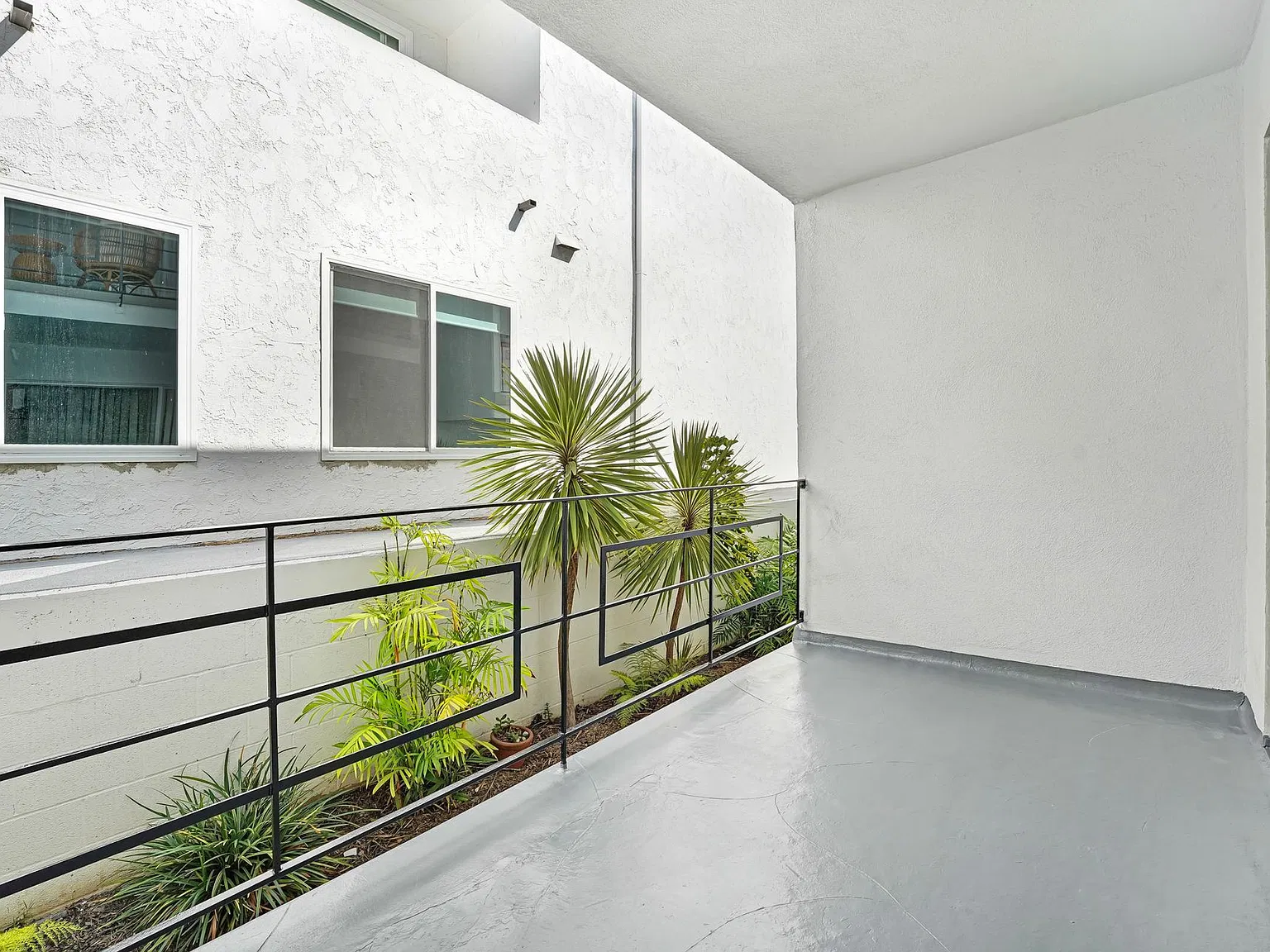 1121 California Ave, North of Wilshire in Santa Monica! — Photo 3