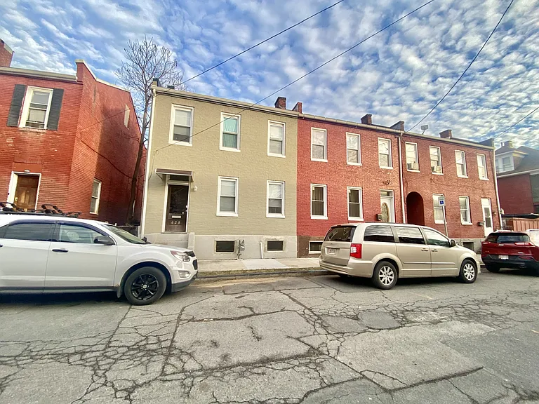 652 Elm St — Photo 2
