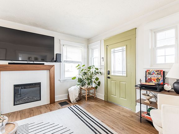 3rd image of 2713 Robertson Ave