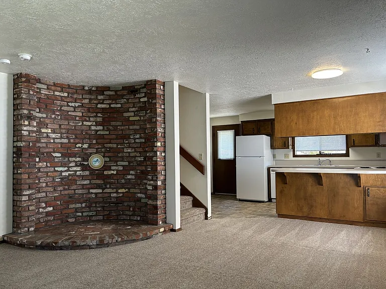 Large Two Bedroom Duplex in South Salem — Photo 2