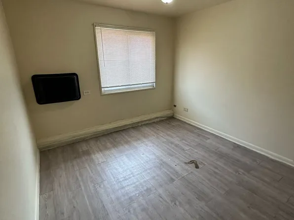 7521 S Coles Ave #2D, Chicago, IL 60649