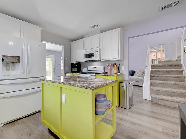 402 Oakcrest Dr — Photo 8