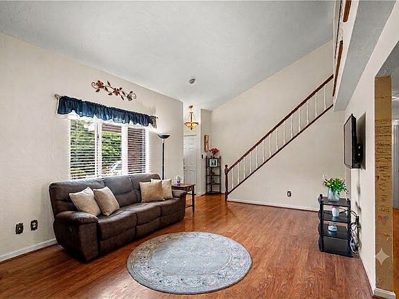 5th image of 212 Queens Ct