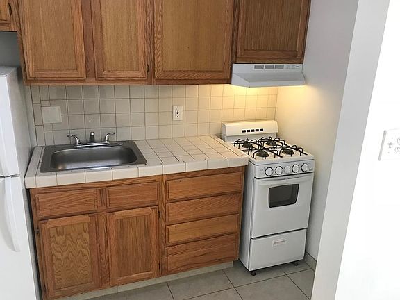 5th image of 4907 Beverly Blvd APT 18