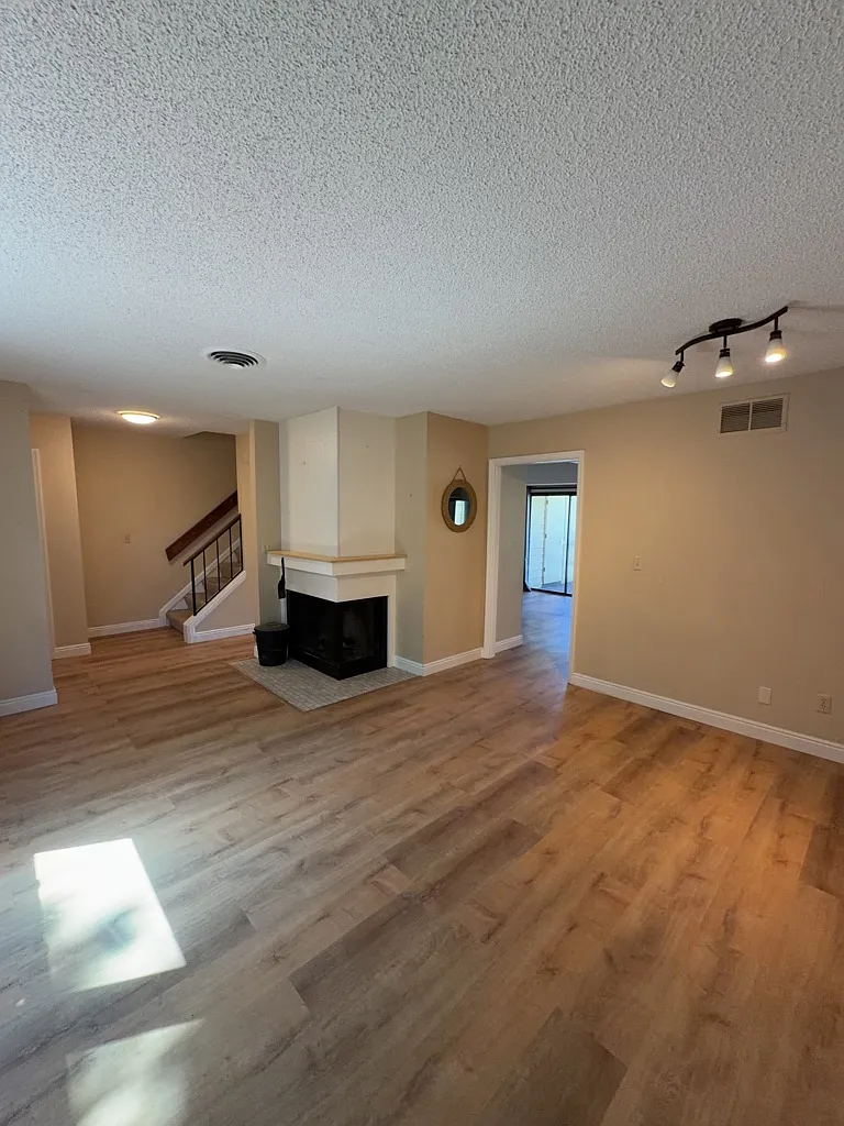 4 bed, 2.5 bath, 1576 sqft, $2,395 — Photo 2