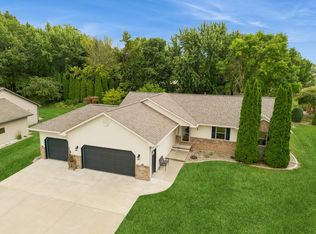 W189 Allen Dale Ln, SHERWOOD, WI 54169
