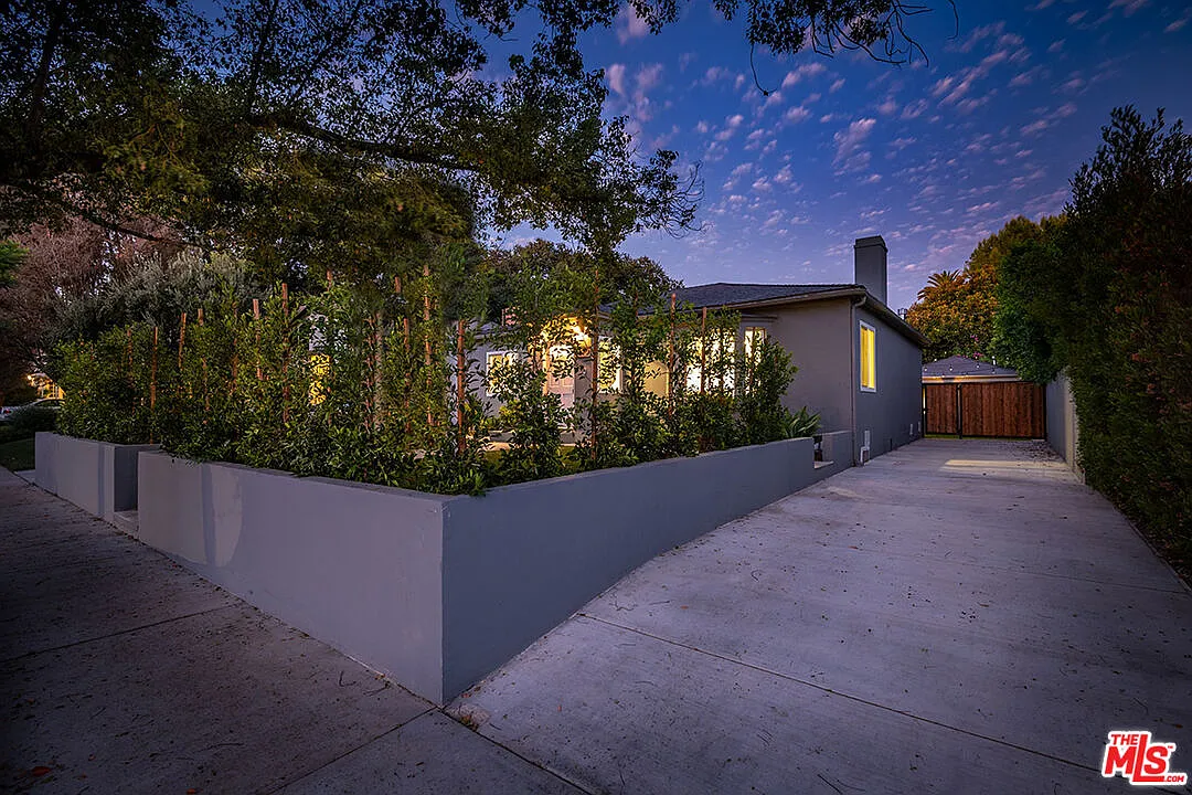 1 bed, 1.0 bath, 2961 sqft, $1,400 — Photo 2