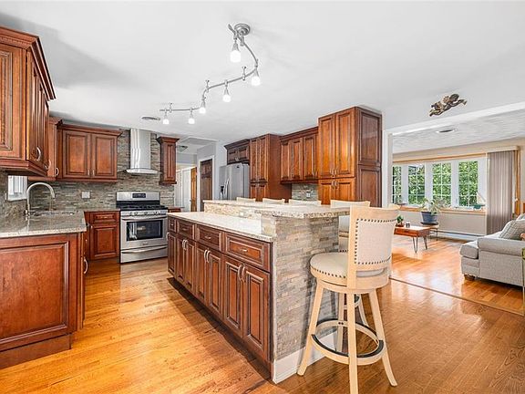 4th image of 71 Orlando Dr