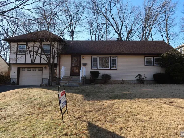 801 Godwin Rd, Paramus, NJ 07652