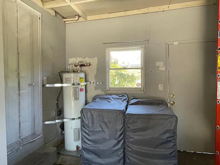 Garage w/ washer and dryer hook ups (electric)