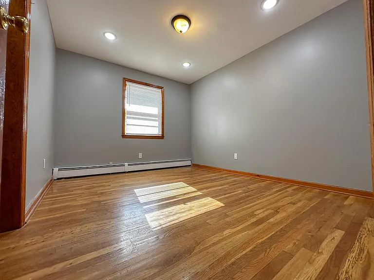325-327 John St #5 — Photo 14