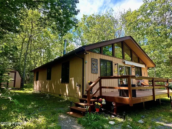 107 Fetlock Dr, Hawley, PA 18428