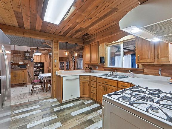 4th image of 13 Linda Ln