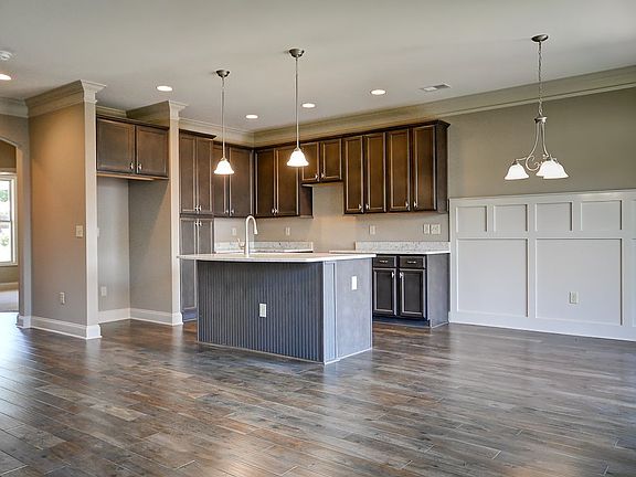 2nd image of 814 Lynshire Ln