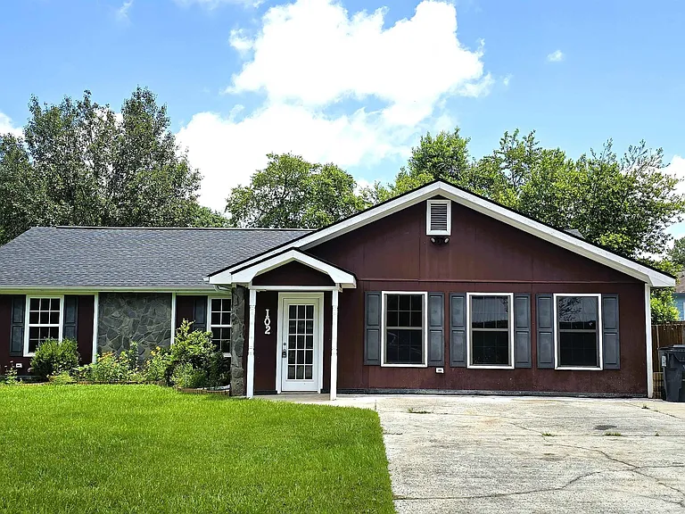 102 Buckskin Dr — Photo 1