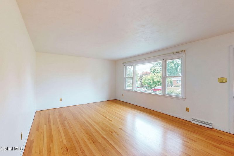 3rd image of 1130 Elton Avenue