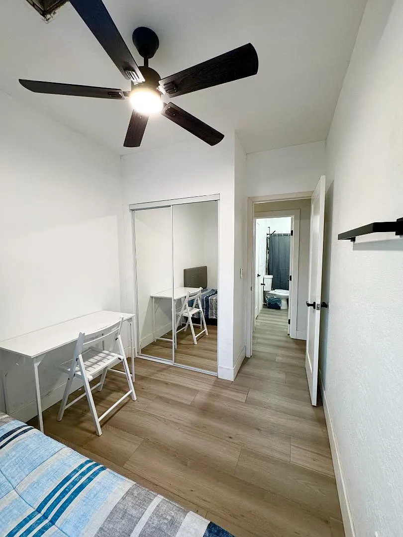 1845 E Monroe St - Room 3 — Photo 2