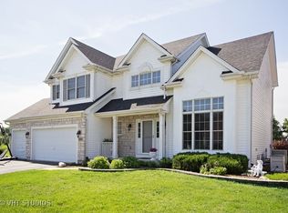 688 Hammer Ln, North Aurora, IL 60542