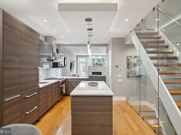 734 Bainbridge St, Philadelphia, PA 19147
