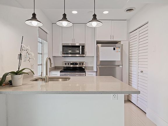 4th image of 410 SE 13th St APT 2