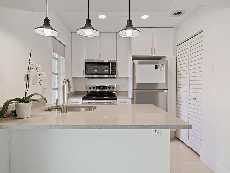 410 SE 13th St #2 — Photo 4
